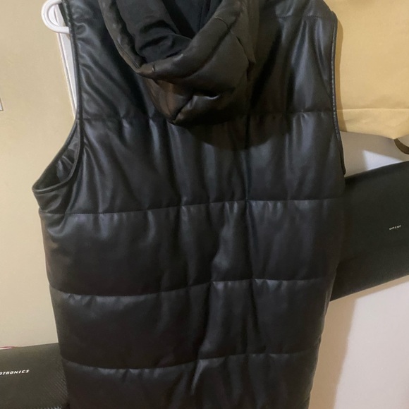 Black Quilted Puffer Vest with Zipper Closure and Stand-Up Collar - Picture 4 of 4